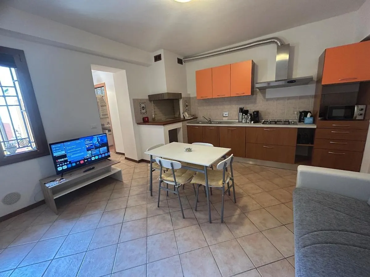 Living Apartment-Centro Storico-Autodromo 伊莫拉 0*,  意大利